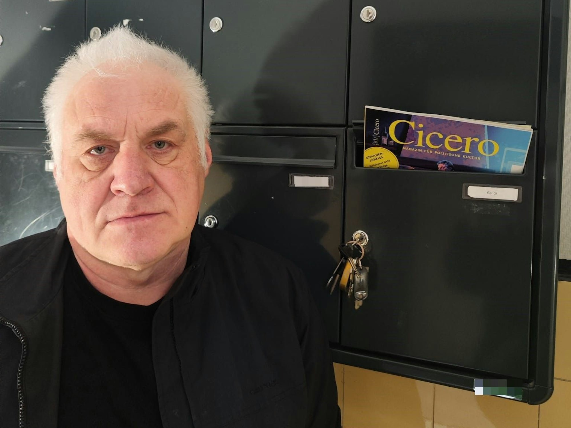 Ein Magazin mit dem Titel Cicero steckt im Briefkasten von Kalle Gerigk. Der steht davor.