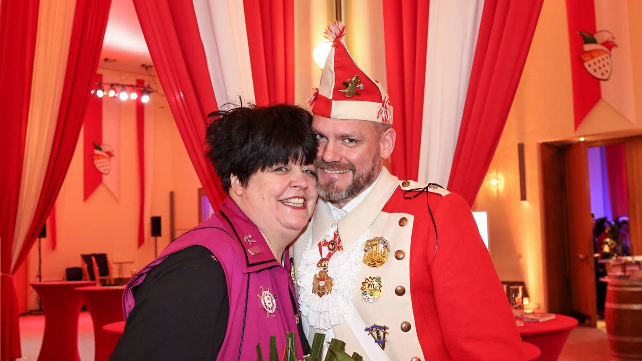 Rednerin Ingrid Kühne mit Literat Julian Holz.
