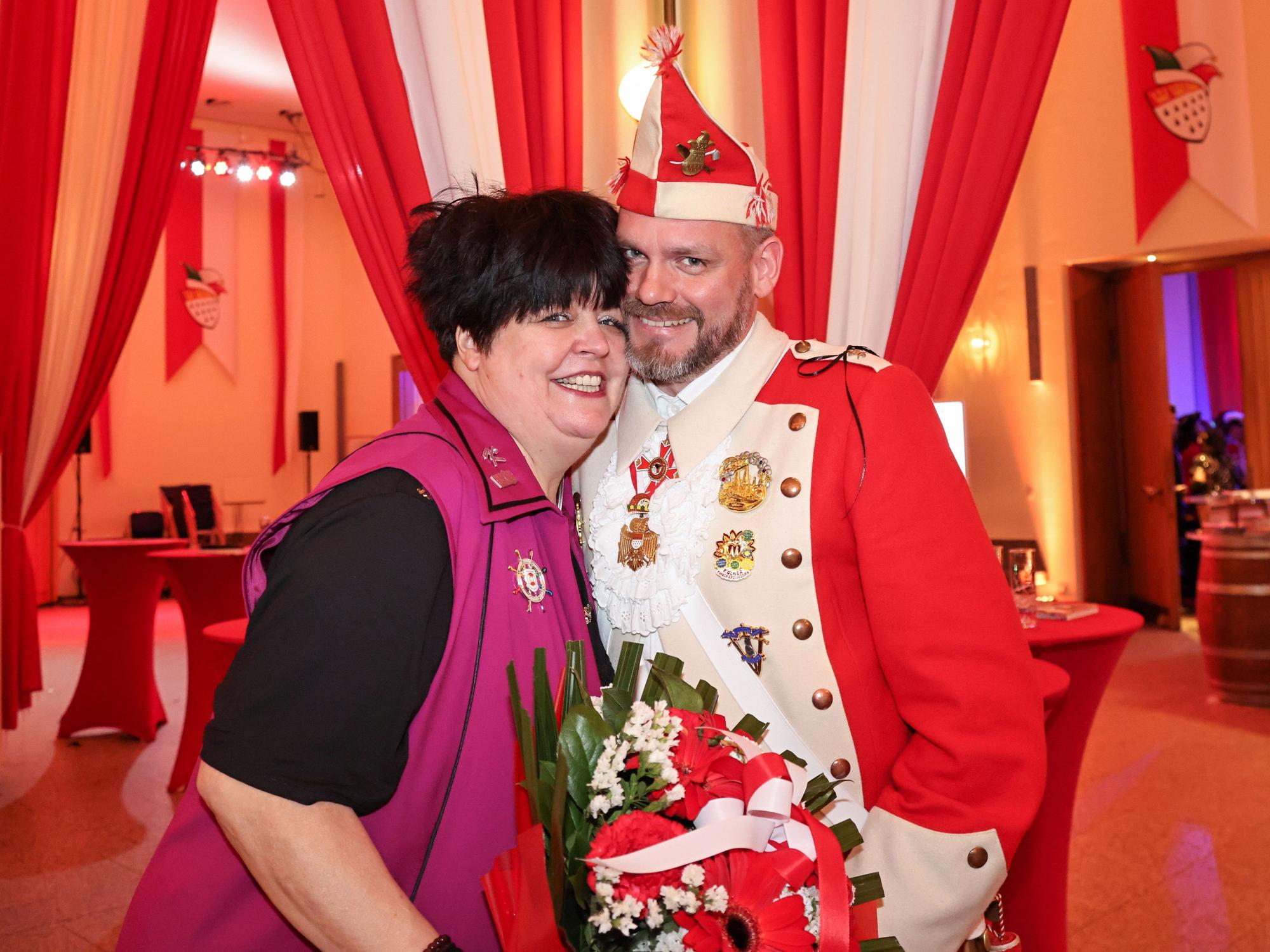 Rednerin Ingrid Kühne mit Literat Julian Holz.