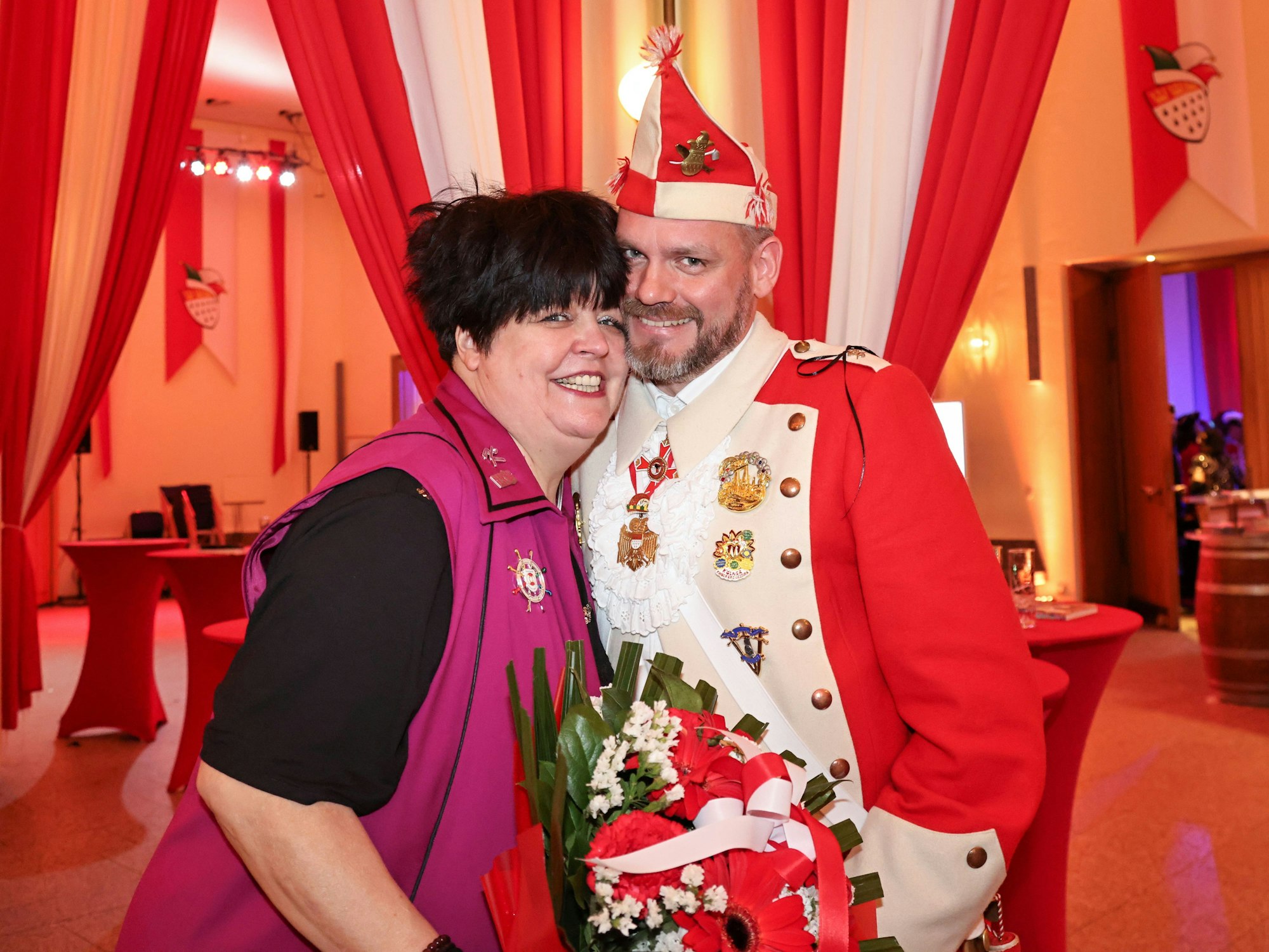 Rednerin Ingrid Kühne mit Literat Julian Holz.