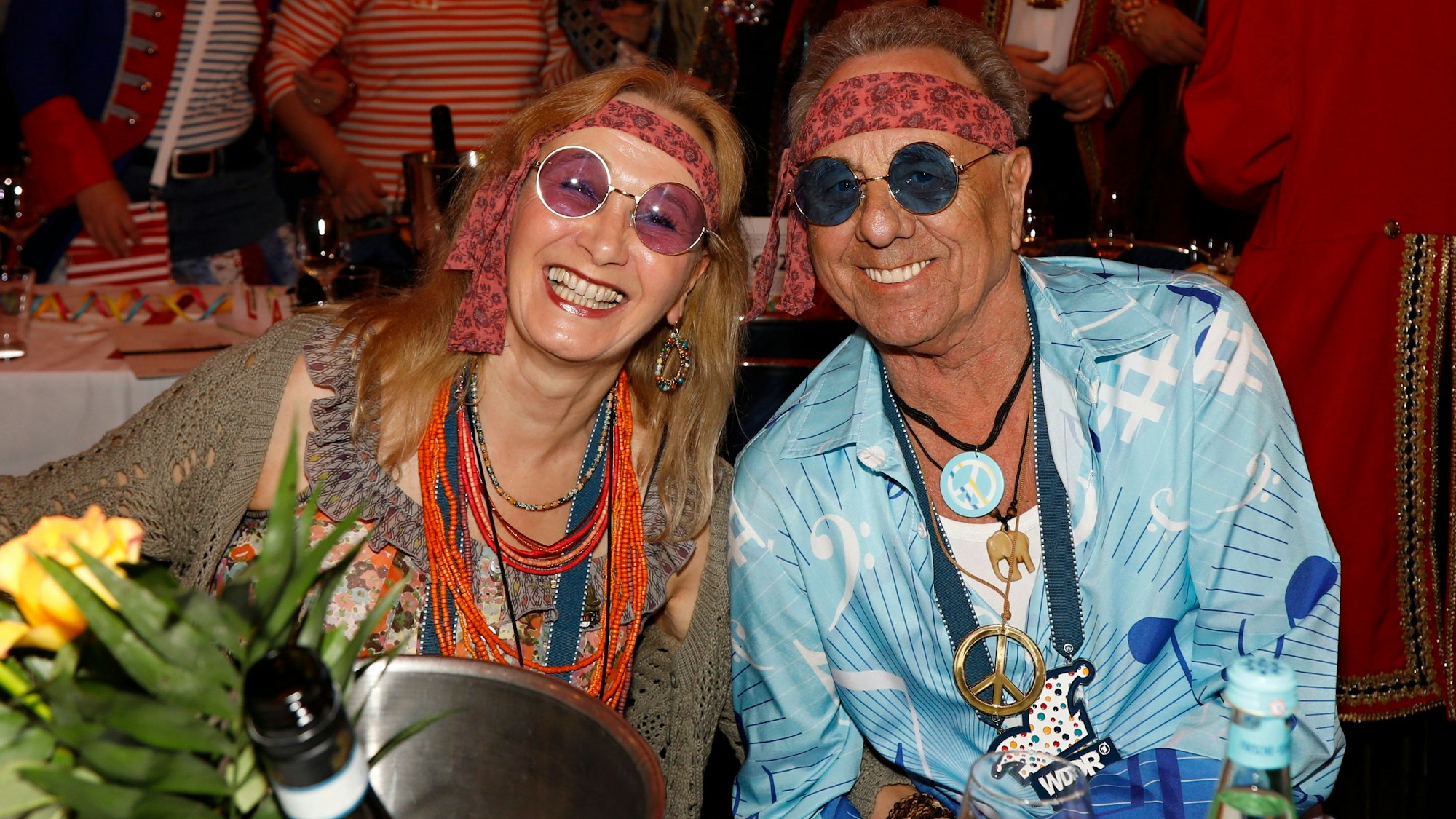 Erry Stoklosa sitzt mit seiner Frau Maggie am Tisch.