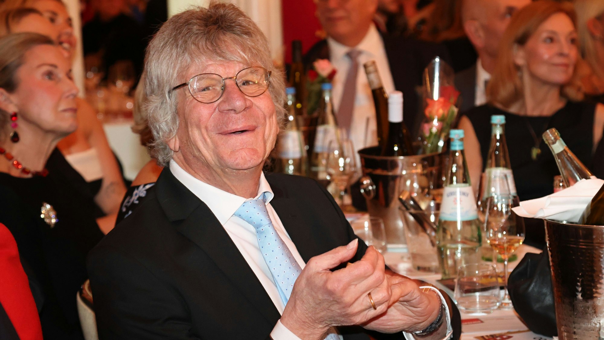 Bömmel Lückerath sitzt als Gast am Tisch.