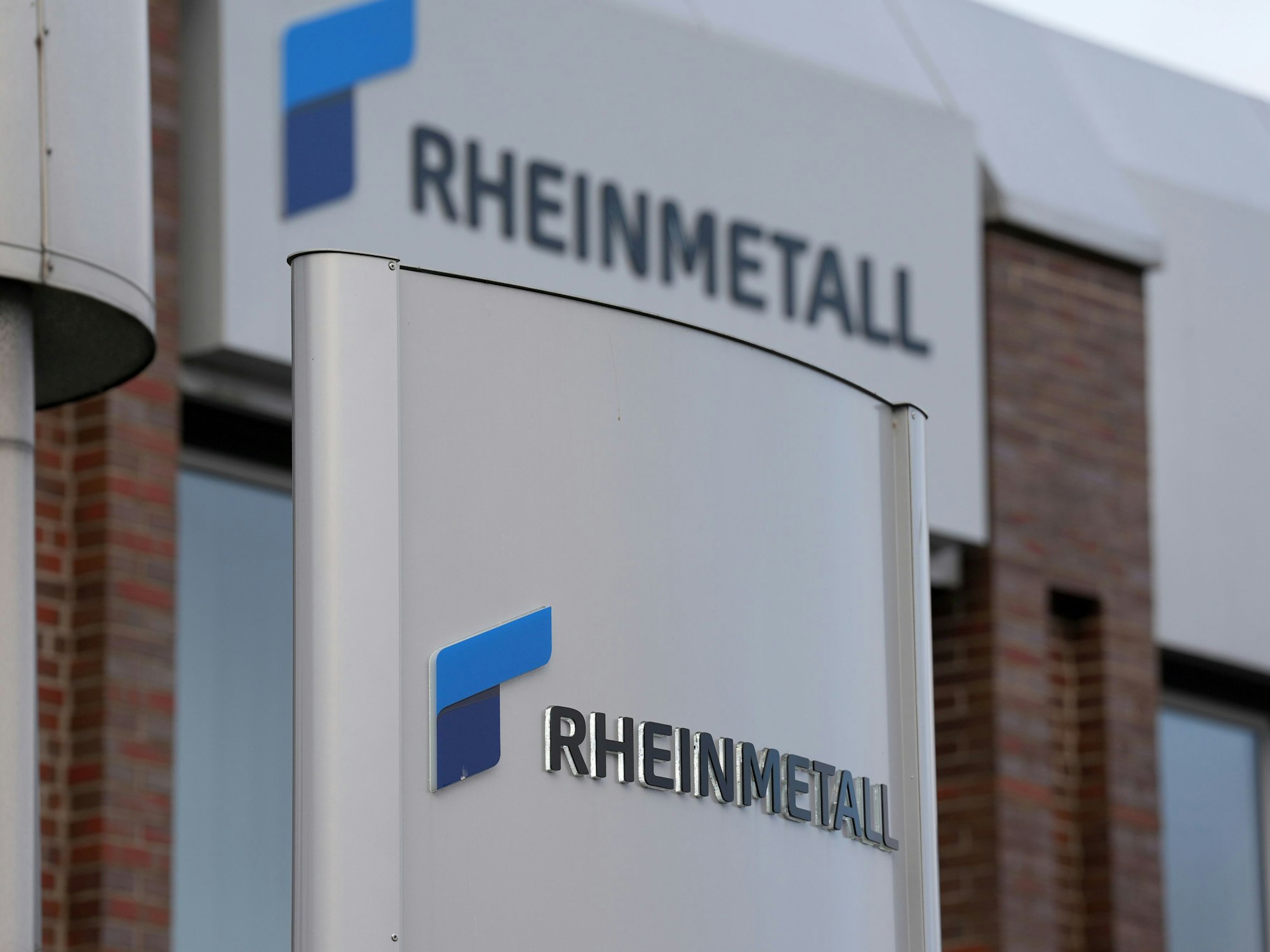 Blick auf das Firmenlogo von Rheinmetall am Unternehmensstandort in Flensburg.
