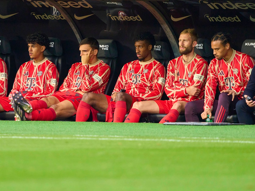 Mathys Tel (l.) und seine Mitspieler auf der Ersatzbank.