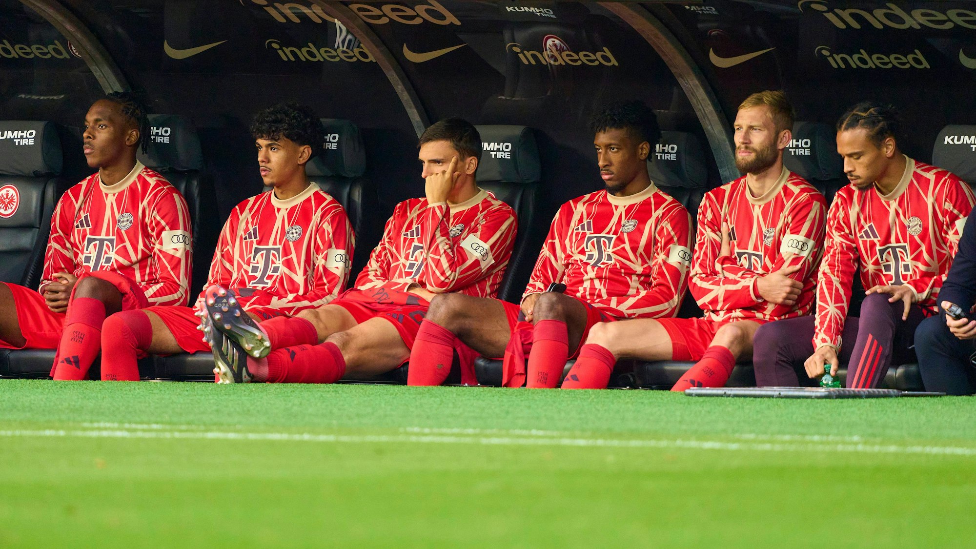 Mathys Tel (l.) und seine Mitspieler auf der Ersatzbank.