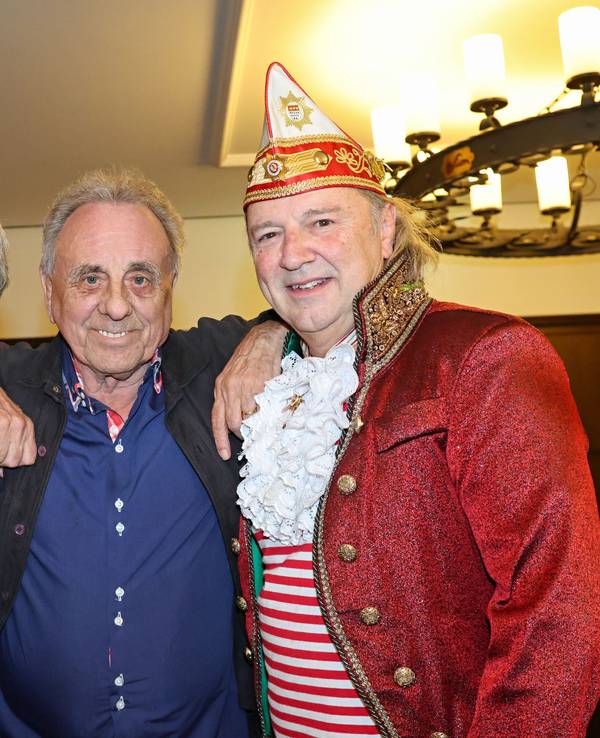 Micky Brühl mit Erry Stoklosa und Bubi Brühl stehen nebeneinander.