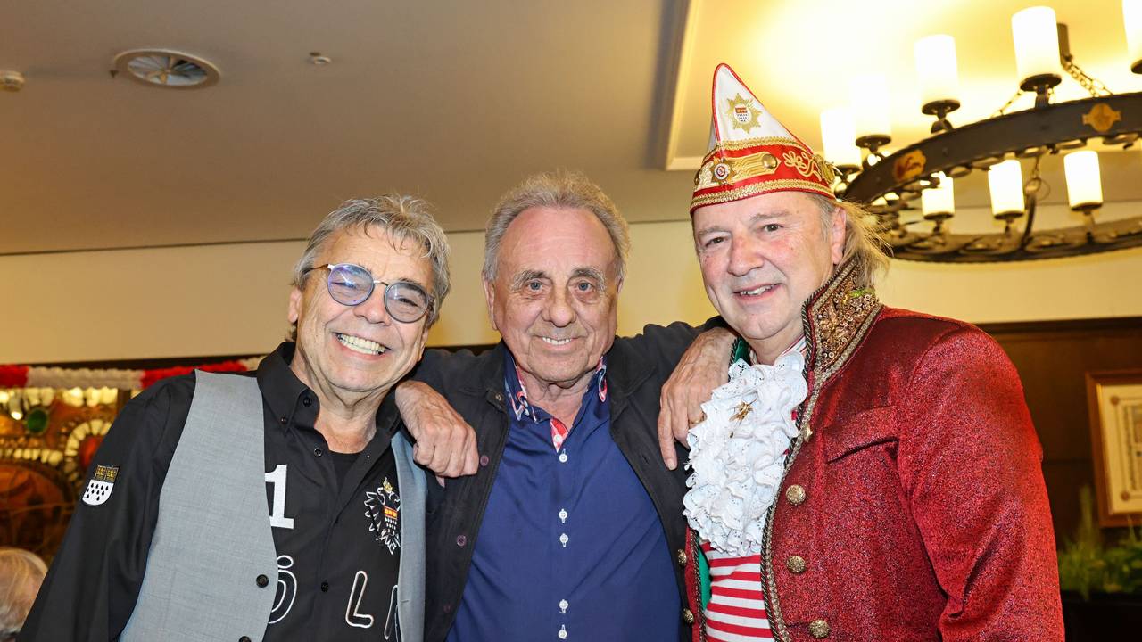 Micky Brühl mit Erry Stoklosa und Bubi Brühl stehen nebeneinander.