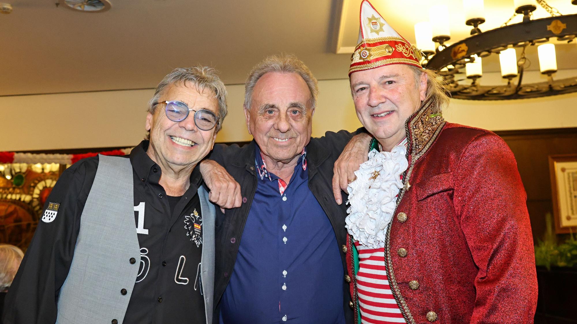 Micky Brühl mit Erry Stoklosa und Bubi Brühl stehen nebeneinander.