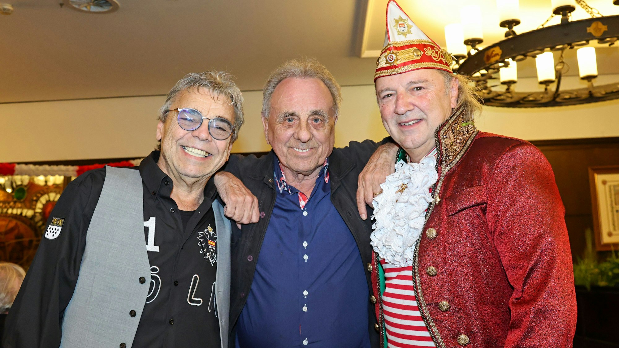 Micky Brühl mit Erry Stoklosa und Bubi Brühl stehen nebeneinander.