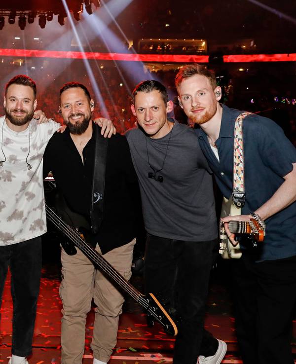 Die Band Stadtrand steht zum Gruppenfoto in der Lanxess-Arena.