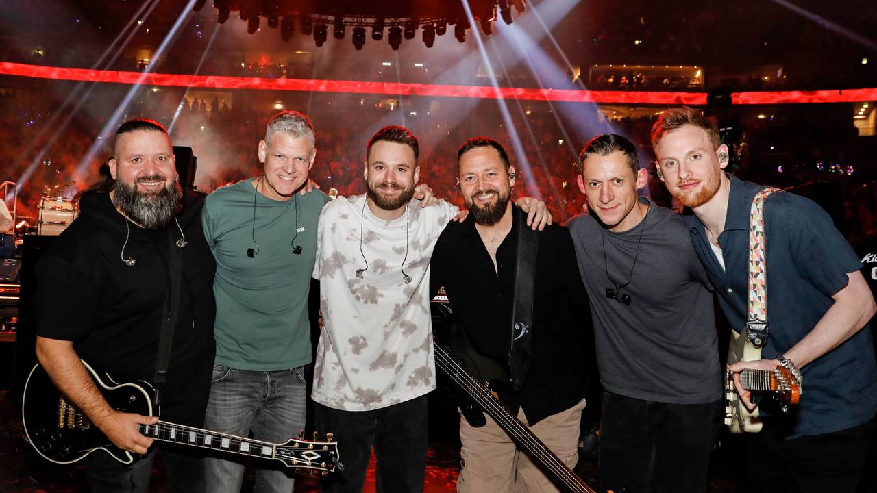 Die Band Stadtrand steht zum Gruppenfoto in der Lanxess-Arena.