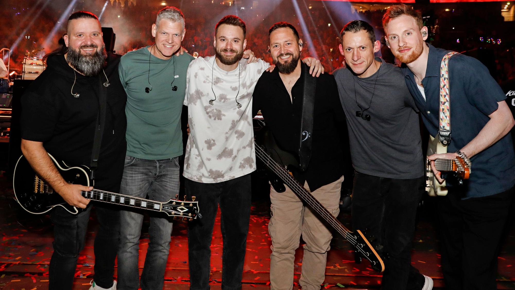 Die Band Stadtrand steht zum Gruppenfoto in der Lanxess-Arena.