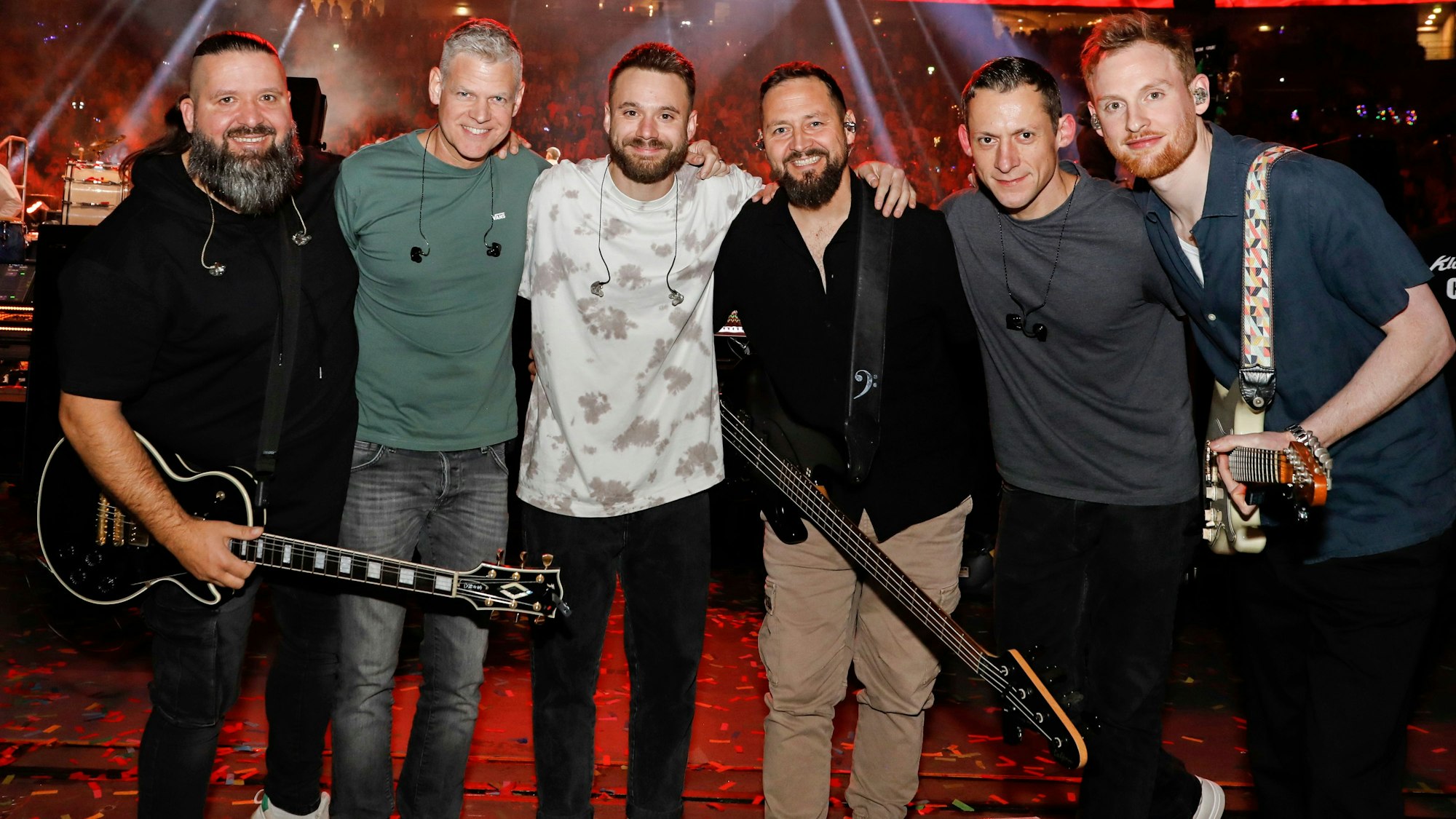 Die Band Stadtrand steht zum Gruppenfoto in der Lanxess-Arena.