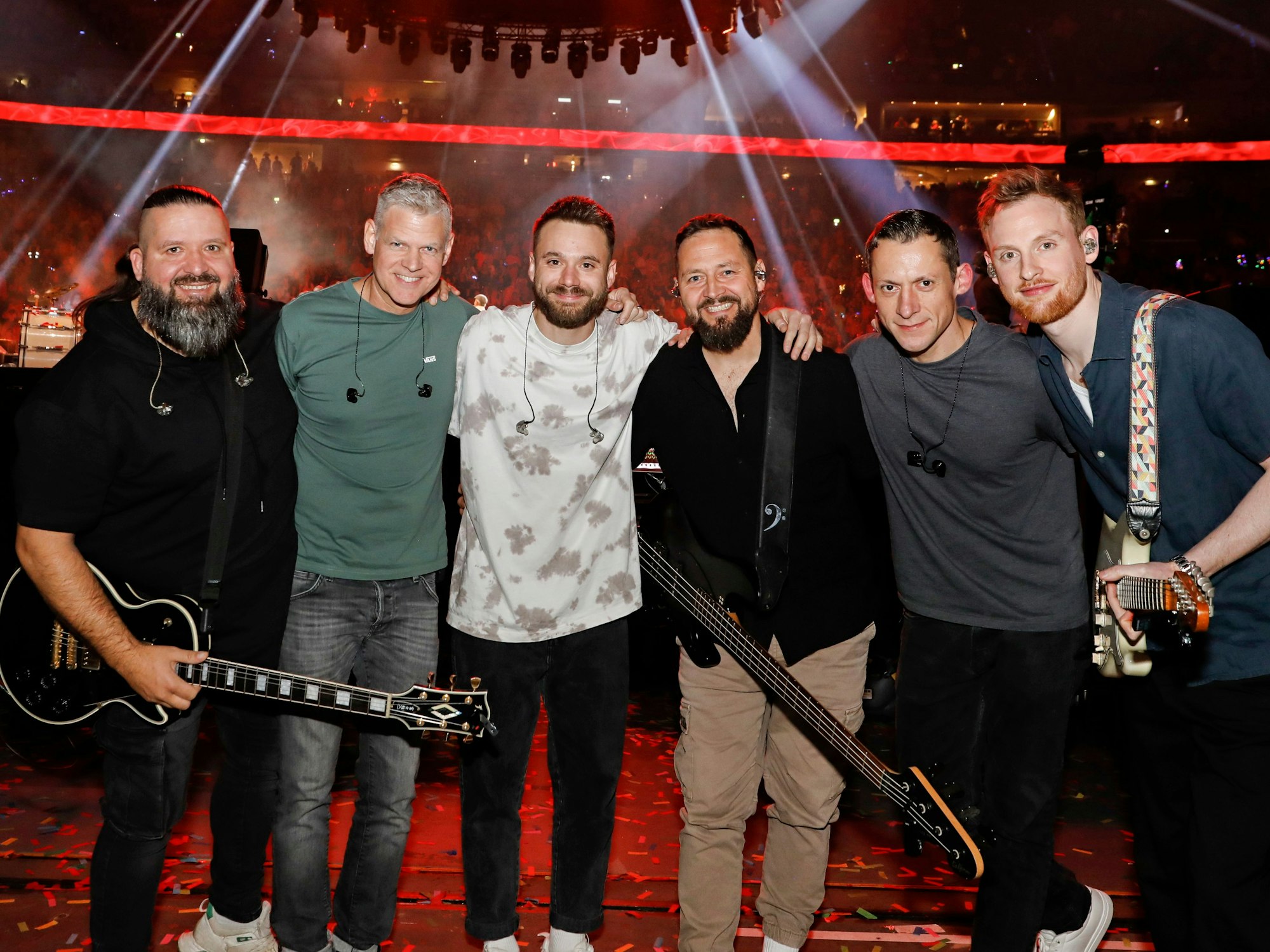 Die Band Stadtrand steht vor der Bühne.