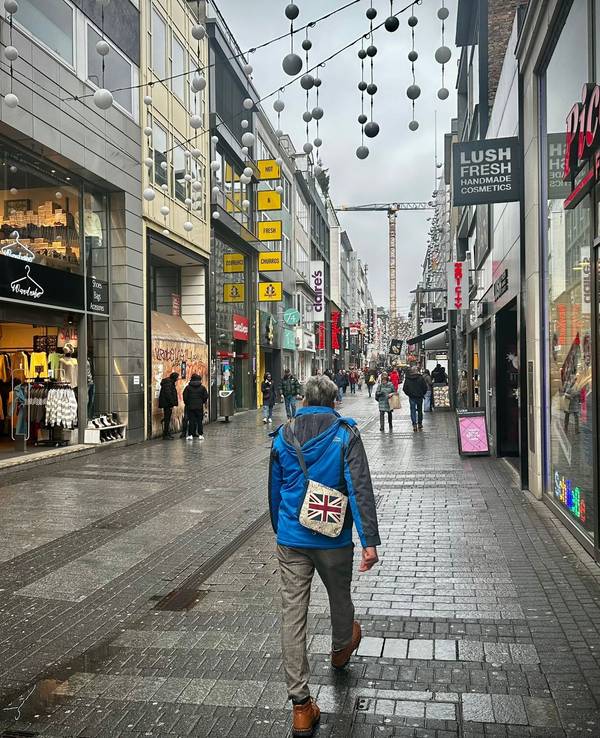 Menschen laufen über die Hohe Straße.