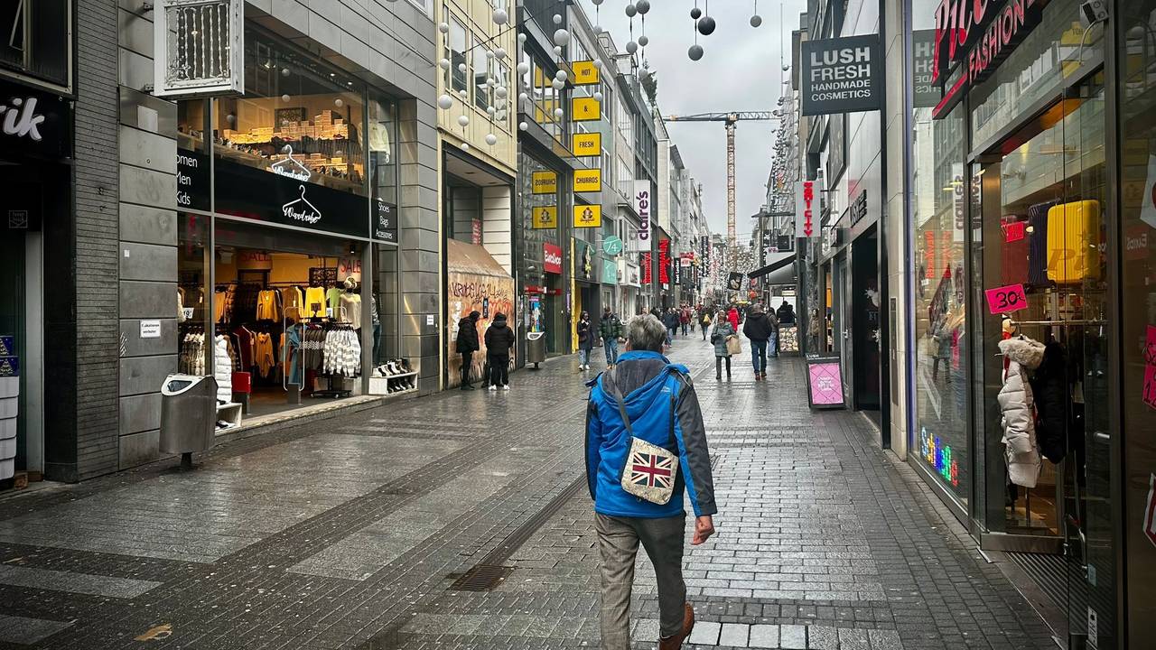 Menschen laufen über die Hohe Straße.