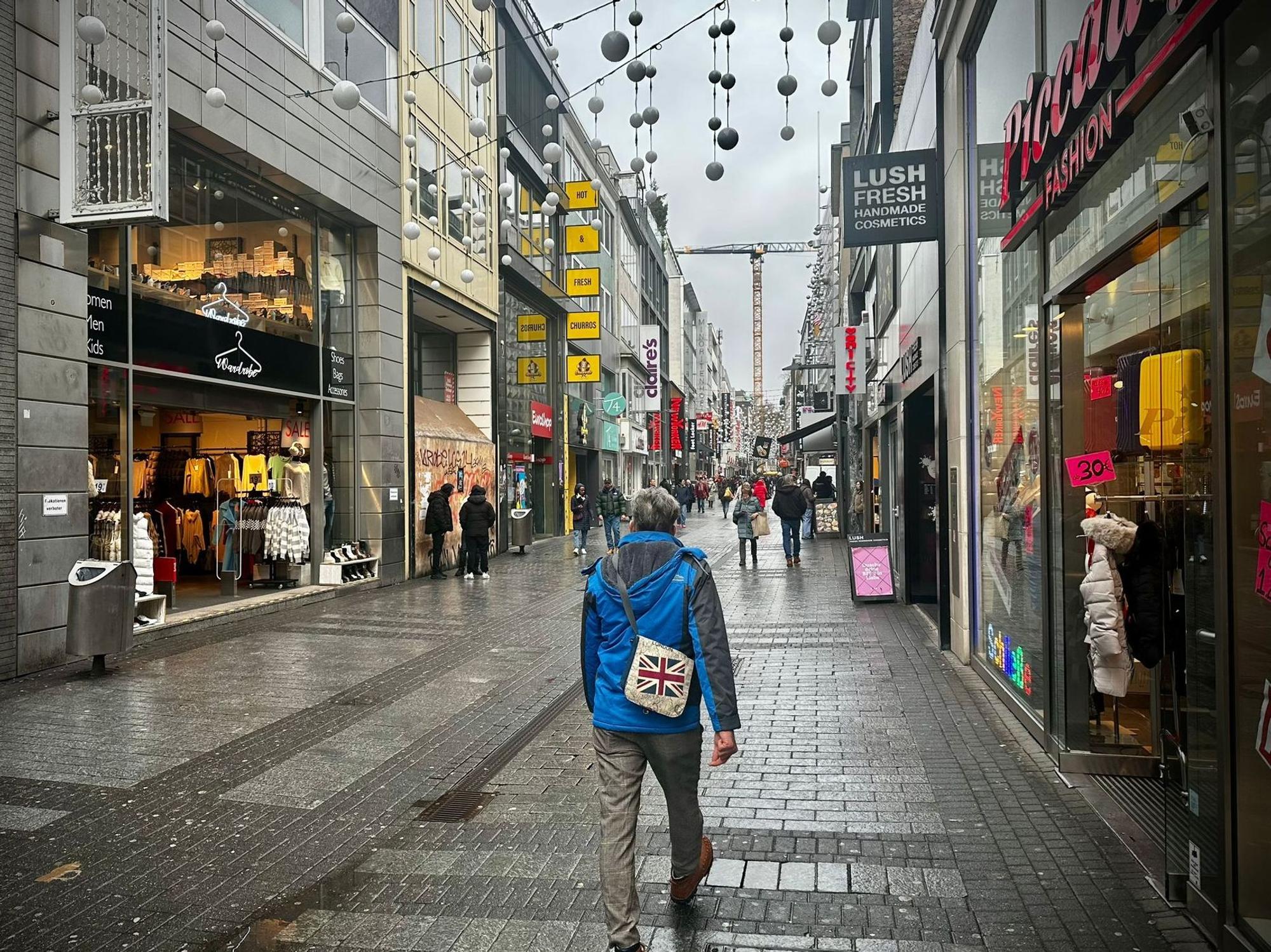 Menschen laufen über die Hohe Straße.
