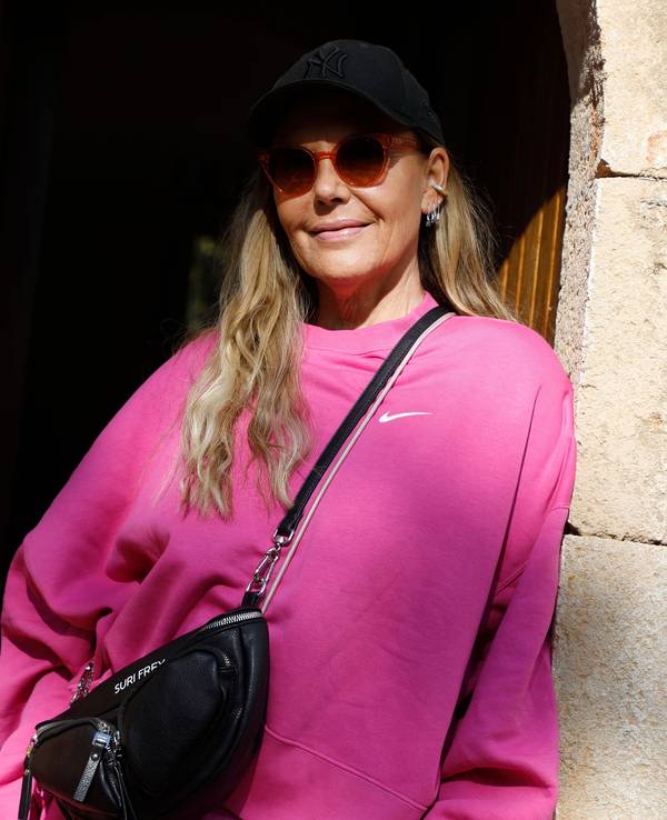 Natascha Ochsenknecht steht in der Tür eines Hauses auf Mallorca während eines exklusiven Fototermins mit der Deutschen Presseagentur dpa.
