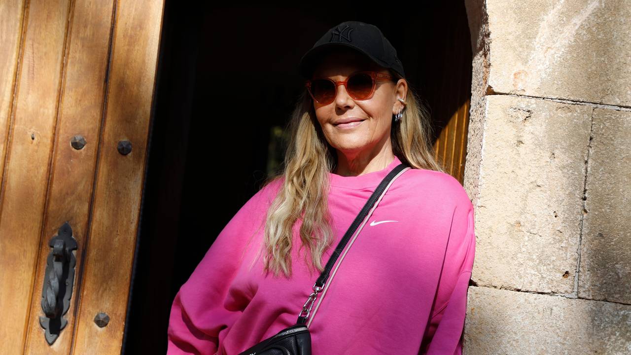 Natascha Ochsenknecht steht in der Tür eines Hauses auf Mallorca während eines exklusiven Fototermins mit der Deutschen Presseagentur dpa.