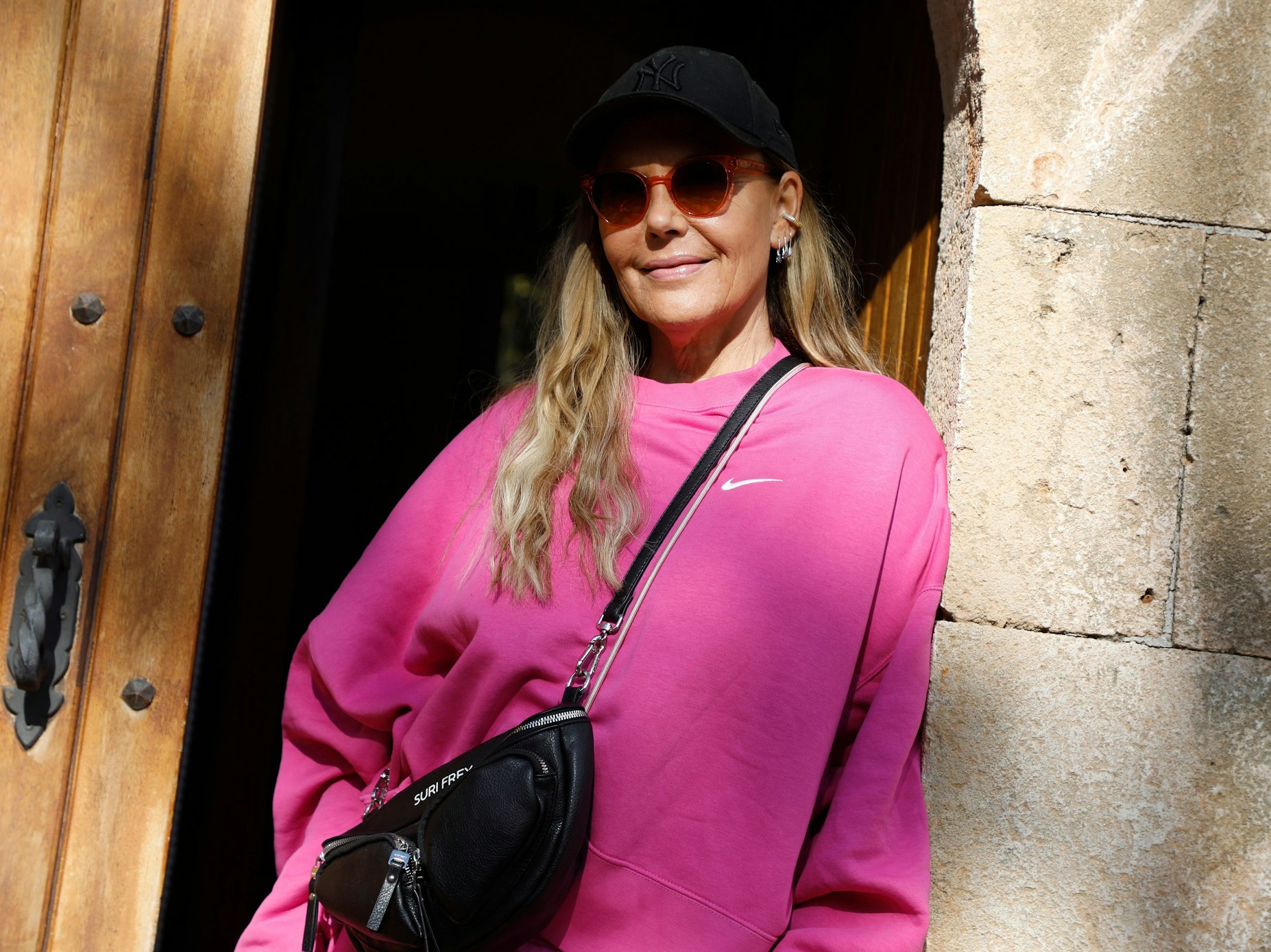 Natascha Ochsenknecht steht in der Tür eines Hauses auf Mallorca während eines exklusiven Fototermins mit der Deutschen Presseagentur dpa.