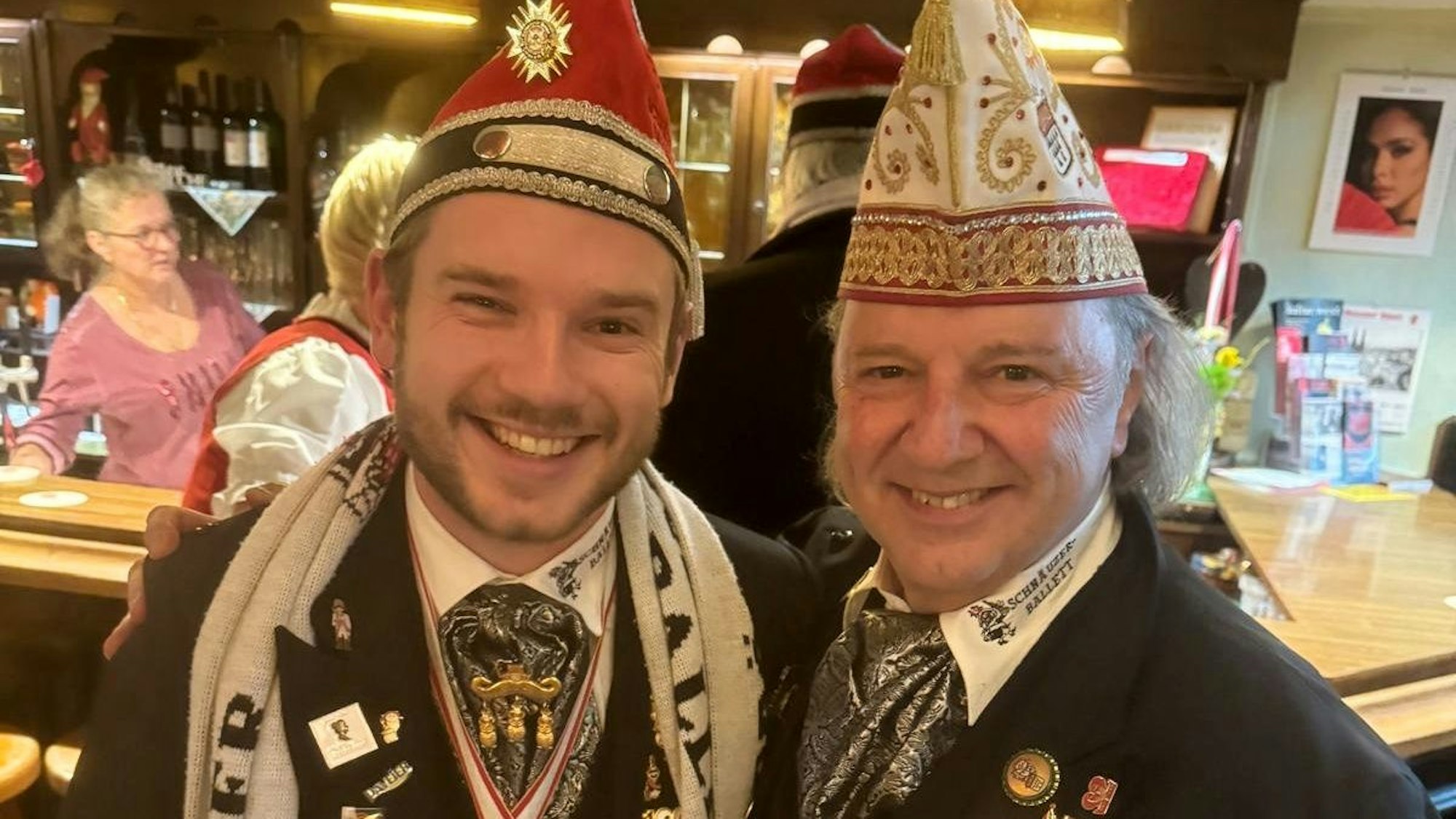 Bubi Brühl umarmt seinen Sohn David.