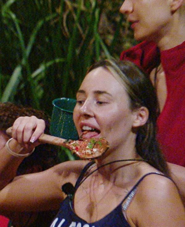 Alessia Essen probiert das Abendessen im Dschungelcamp.