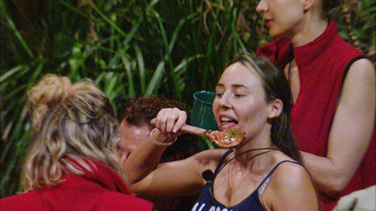 Alessia Essen probiert das Abendessen im Dschungelcamp.