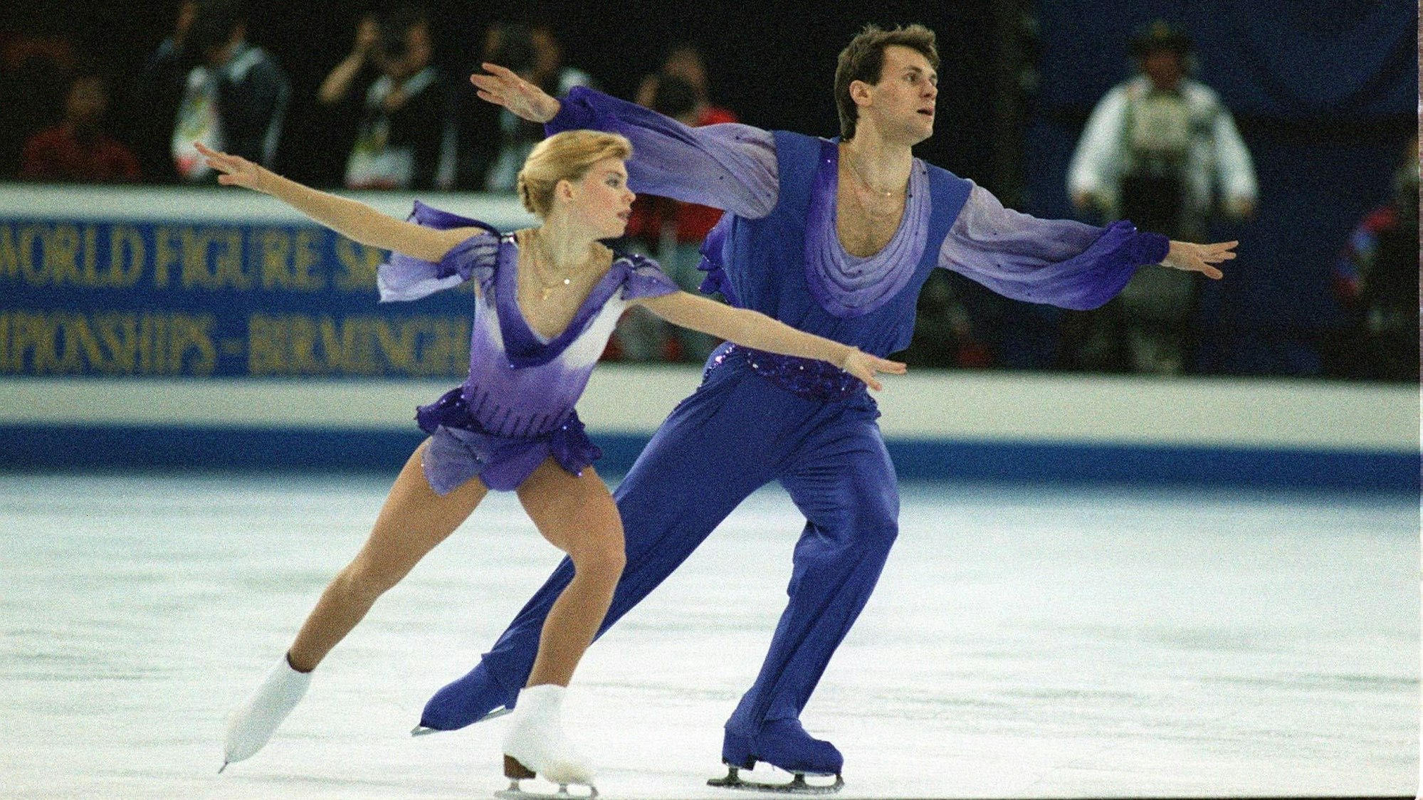 Das russische Eiskunstlauf-Paar Wadim Naumow und Jewgenija Schischkowa bei der Weltmeisterschaft 1995 auf dem Eis