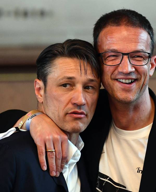 Fredi Bobic nimmt Niko Kovac freundschaftlich in den Arm.
