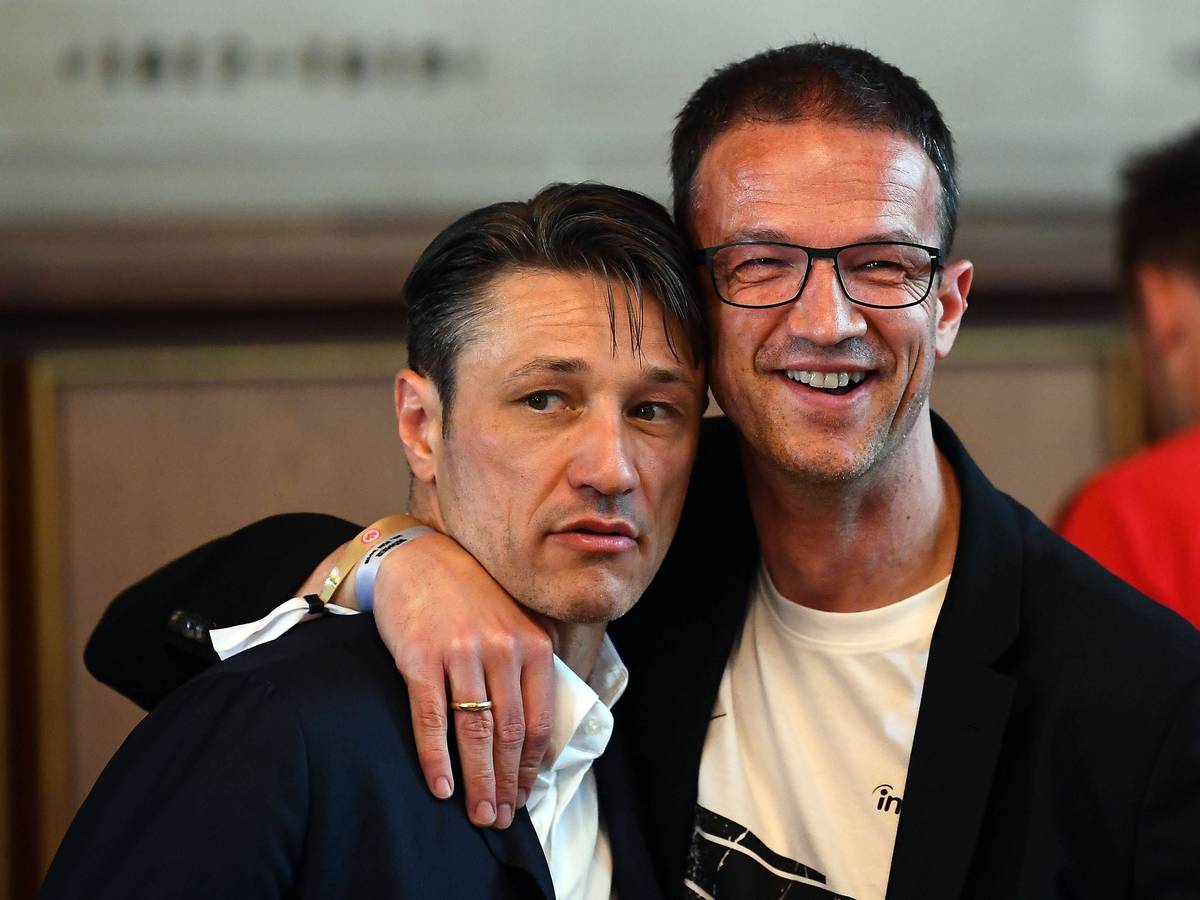Fredi Bobic nimmt Niko Kovac freundschaftlich in den Arm.