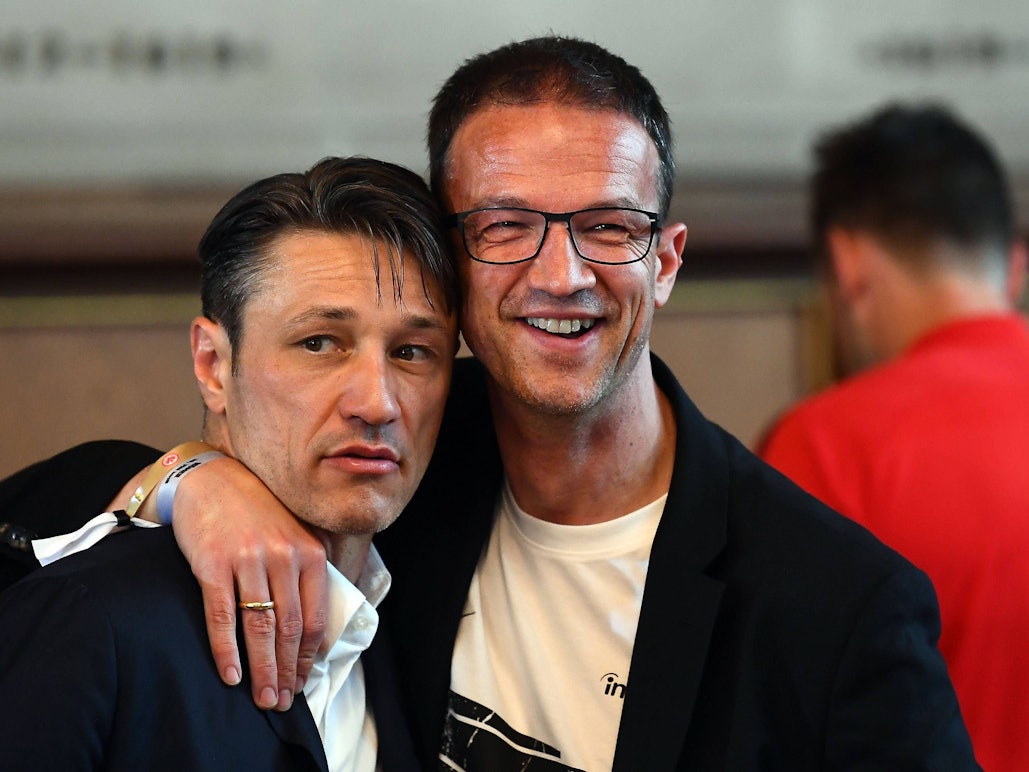 Fredi Bobic nimmt Niko Kovac freundschaftlich in den Arm.