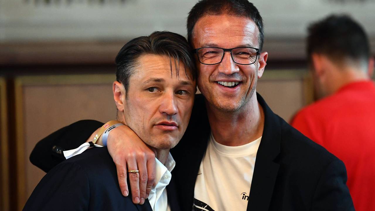 Fredi Bobic nimmt Niko Kovac freundschaftlich in den Arm.