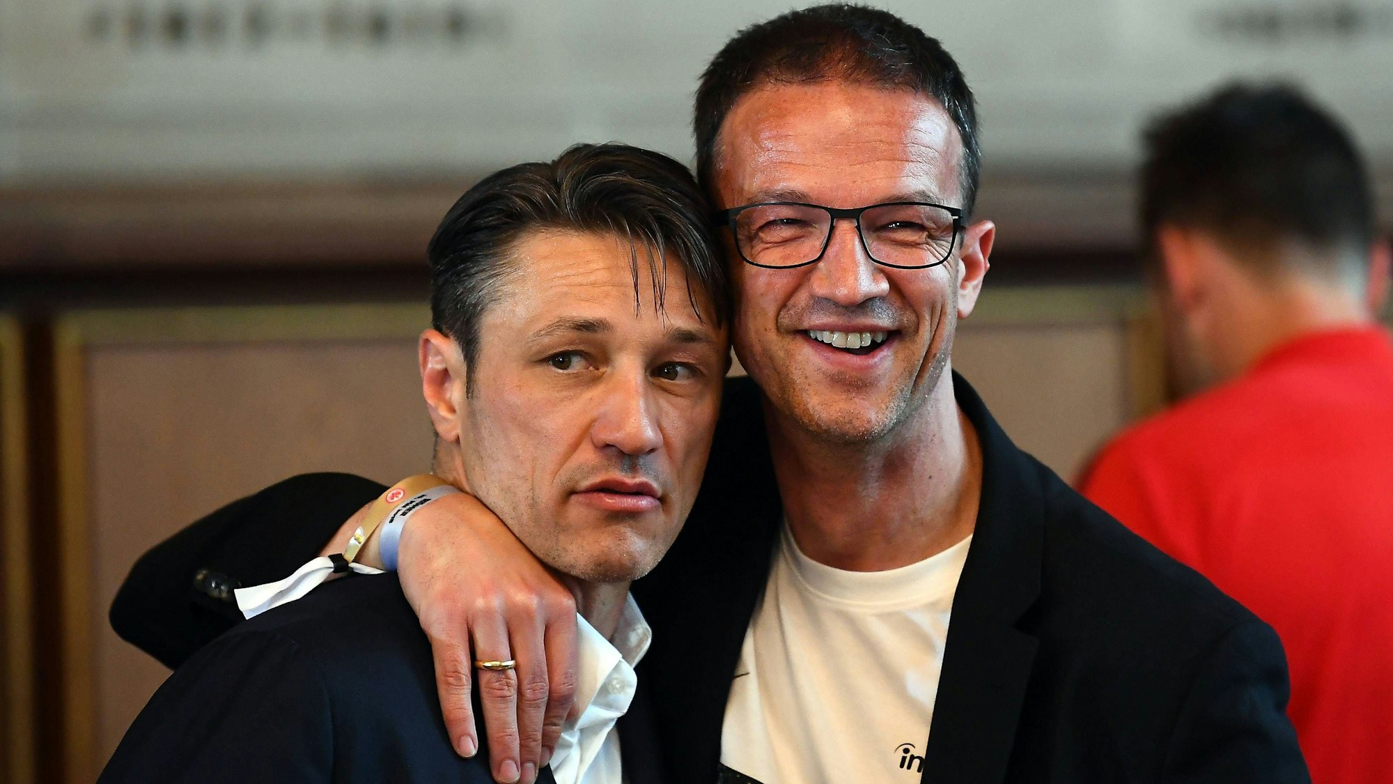 Fredi Bobic nimmt Niko Kovac freundschaftlich in den Arm.