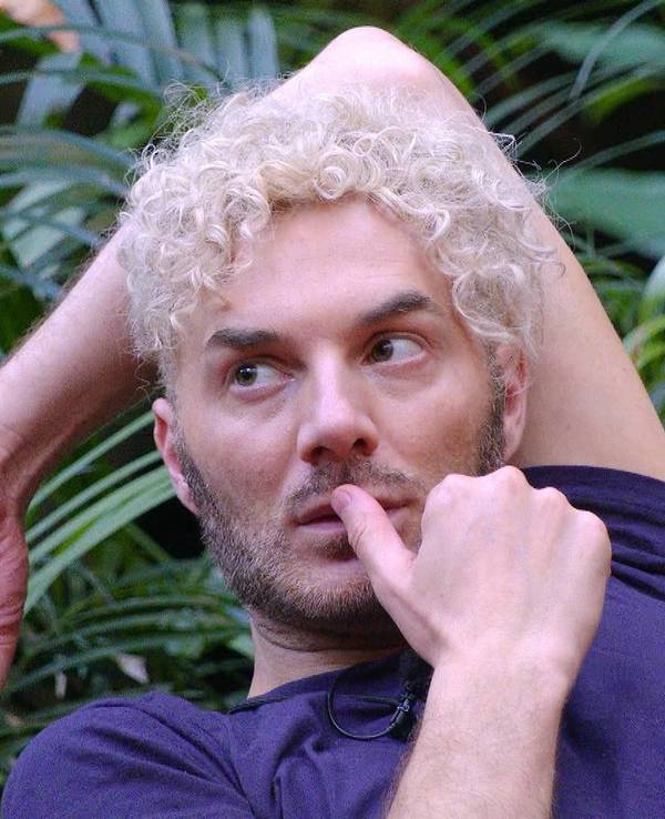 Sam Dylan schaut im Dschungelcamp zur Seite.