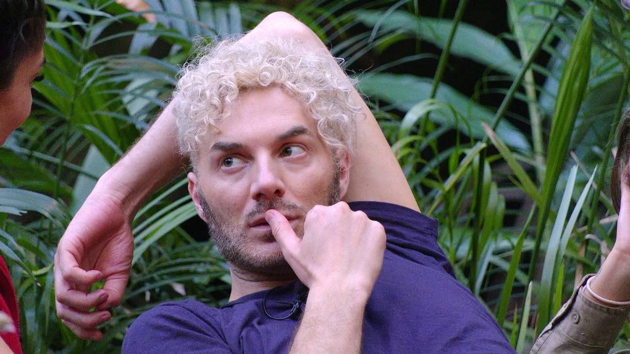 Sam Dylan schaut im Dschungelcamp zur Seite.