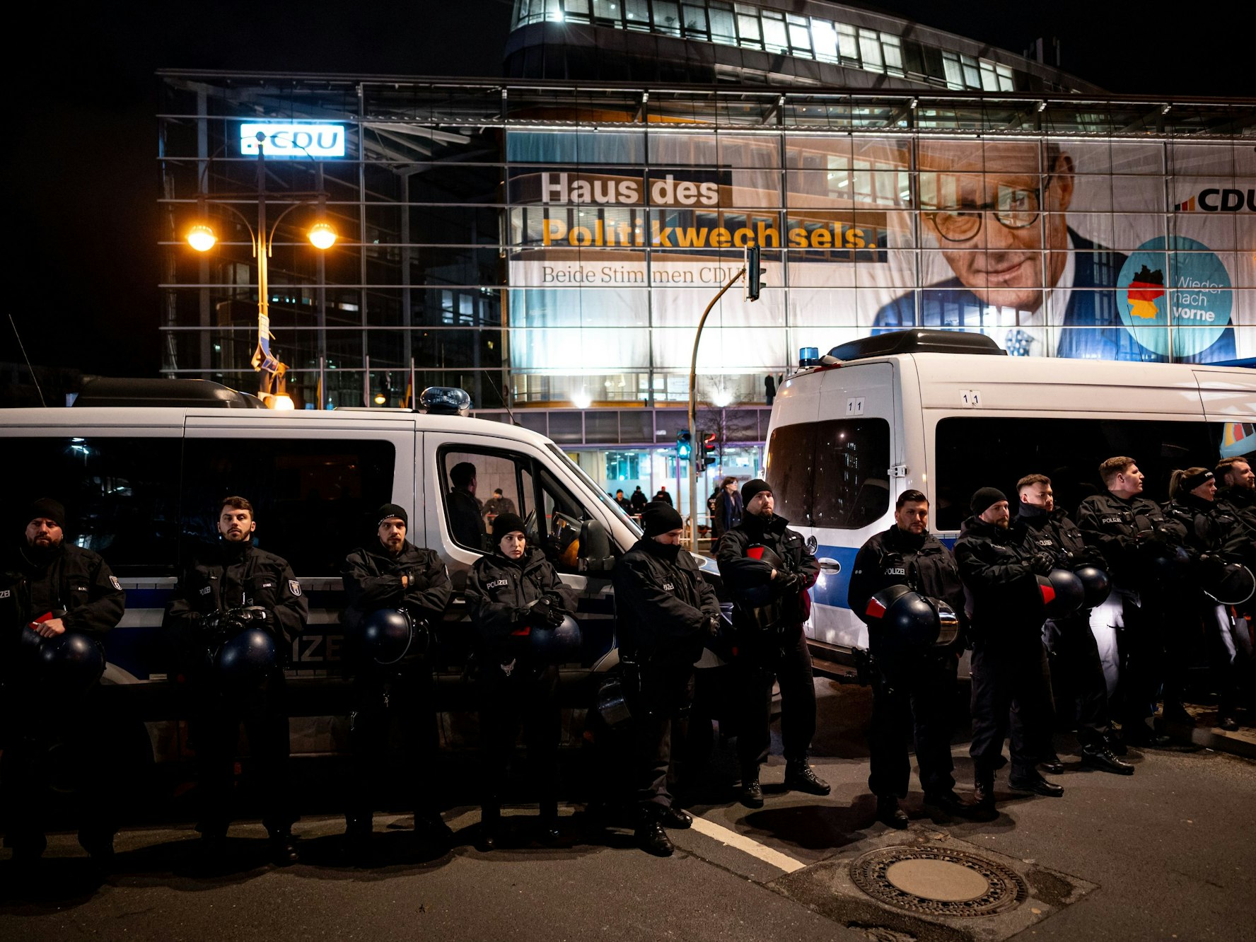 Polizisten stehen am 29. Januar 2025 bei der Kundgebung „Brandmauer statt Brandstiftung“ von Amnesty International, Seebrücke und anderen Organisationen vor der CDU-Zentrale in Berlin.