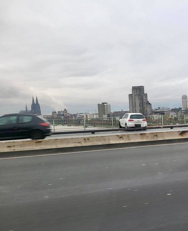 Am Donnerstagmorgen (30. Januar 2025) ist es auf der Zoobrücke zu einem Unfall gekommen. Ein VW Golf stand quer auf dem Fahrradstreifen und dem Fußgängerüberweg.