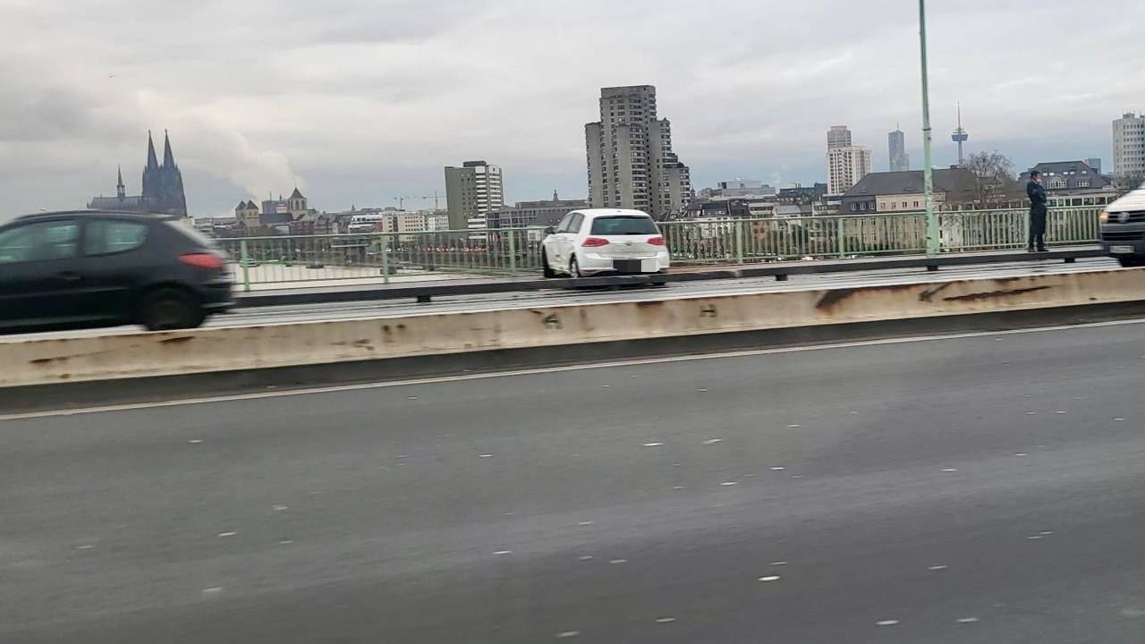 Am Donnerstagmorgen (30. Januar 2025) ist es auf der Zoobrücke zu einem Unfall gekommen. Ein VW Golf stand quer auf dem Fahrradstreifen und dem Fußgängerüberweg.