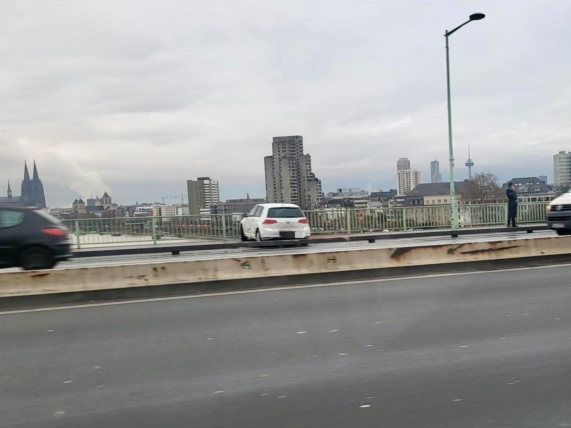 Am Donnerstagmorgen (30. Januar 2025) ist es auf der Zoobrücke zu einem Unfall gekommen. Ein VW Golf stand quer auf dem Fahrradstreifen und dem Fußgängerüberweg.