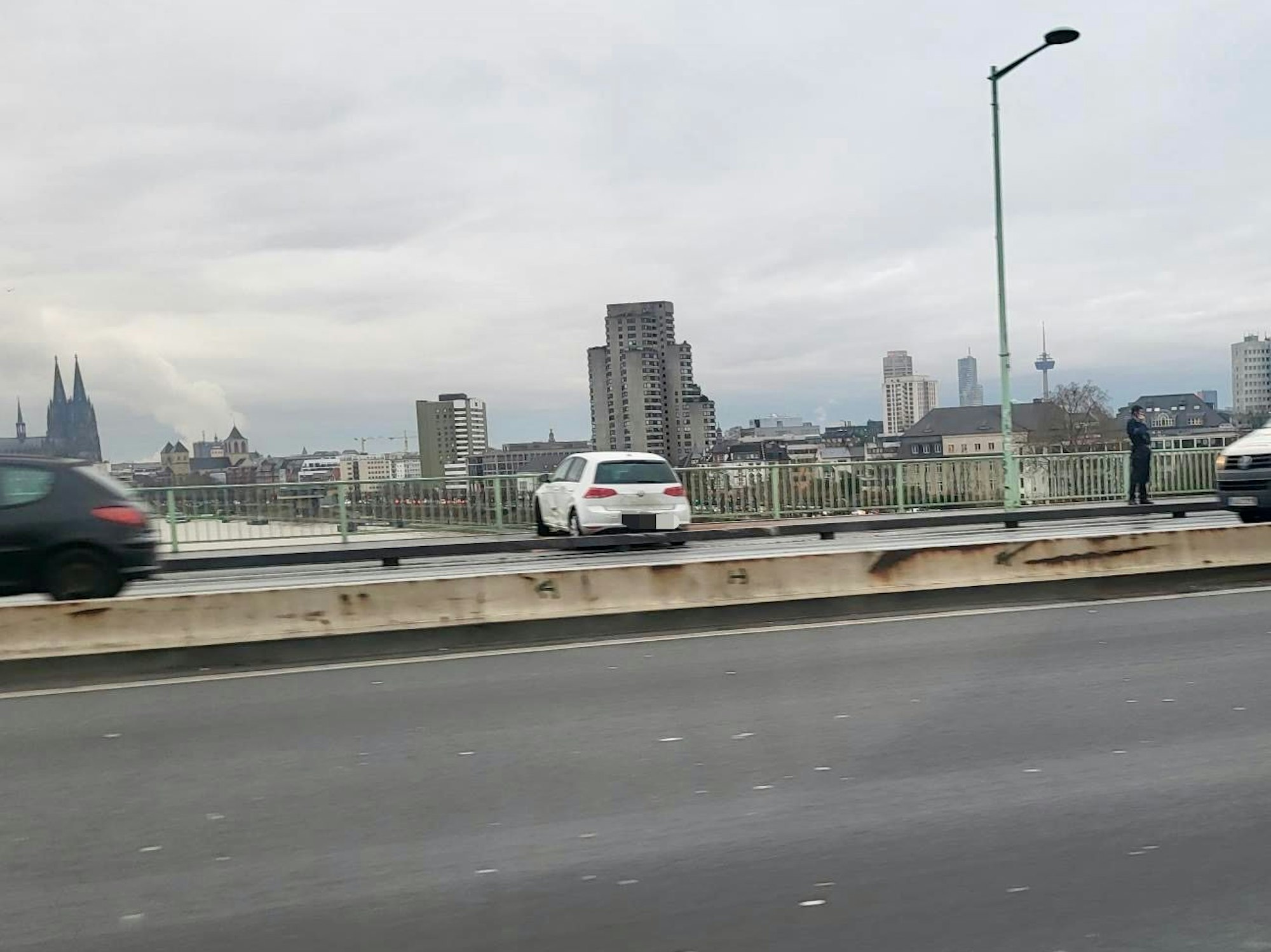 Am Donnerstagmorgen (30. Januar 2025) ist es auf der Zoobrücke zu einem Unfall gekommen. Ein VW Golf stand quer auf dem Fahrradstreifen und dem Fußgängerüberweg.