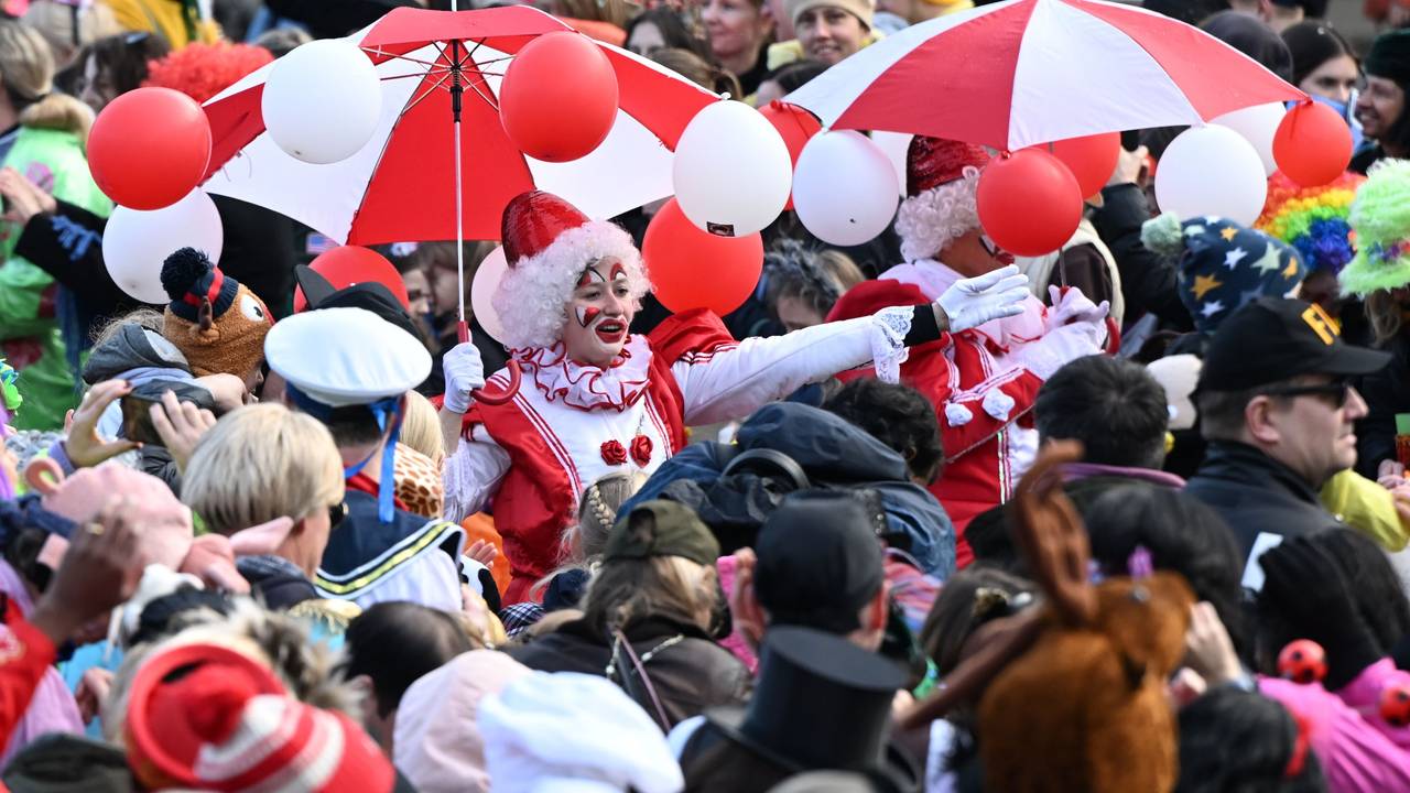 Karnevalisten ziehen beim Rosenmontagszug durch die feiernde Menschenmenge. Am Rosenmontag erreicht der Straßenkarneval seinen Höhepunkt. Was viele nicht wissen: der Zeitpunkt richtet sich nach Ostern und dem Vollmond.