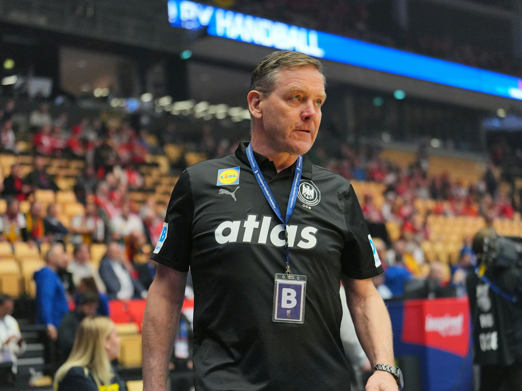 Deutschlands Bundestrainer Alfred Gislason am Spielfeldrand.