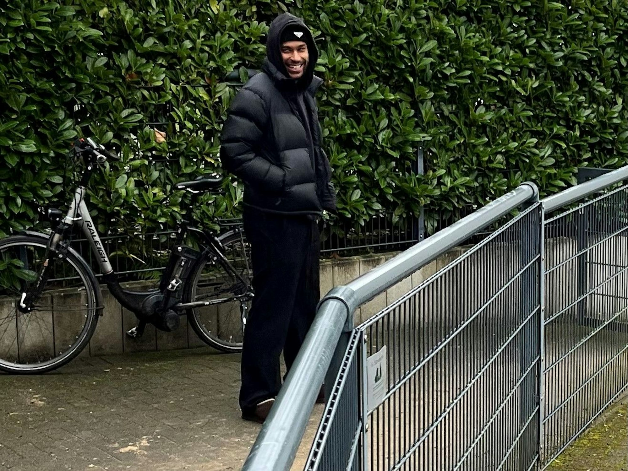 Linton Maina vor dem Training im Kölner Geißbockheim.