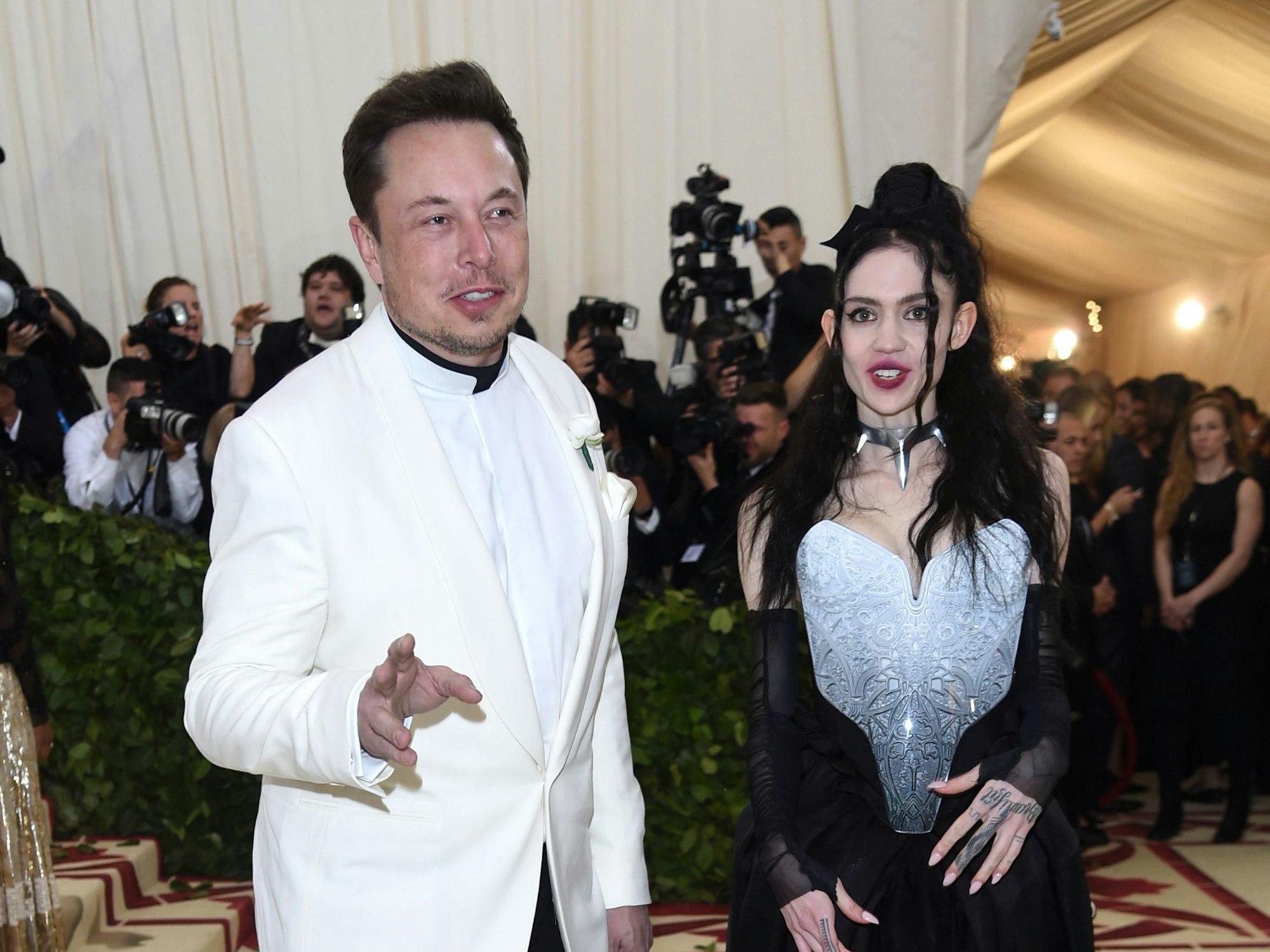 Tesla-Chef Elon Musk (l) nimmt mit seiner Freundin Grimes 2018 an einer Kostümparty teil