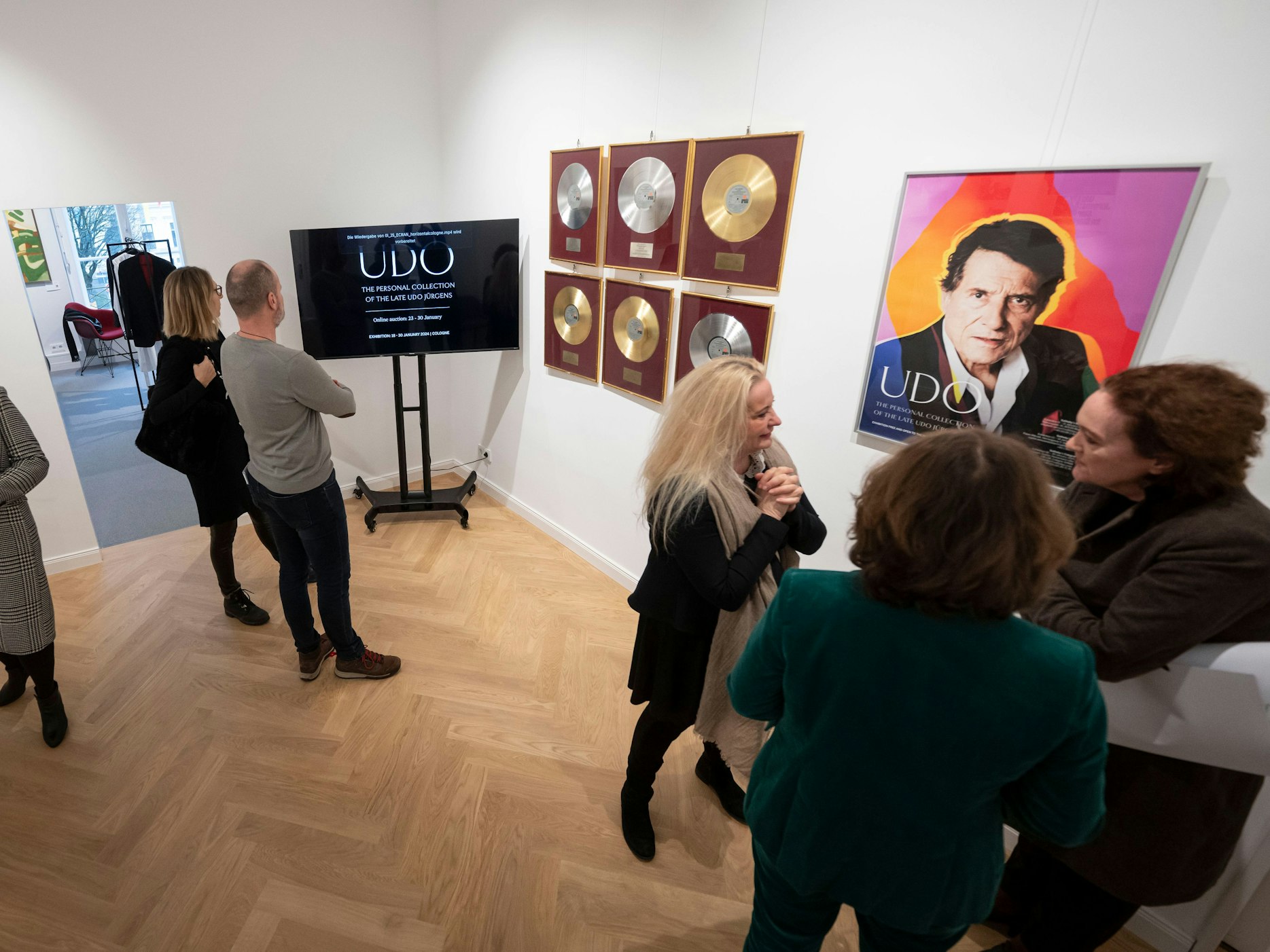 Ein Plakat (r) ist bei einer Vorbesichtigung vor einer Auktion von persönlichen Gegenständen des 2014 gestorbenen Sängers Udo Jürgens zu sehen.