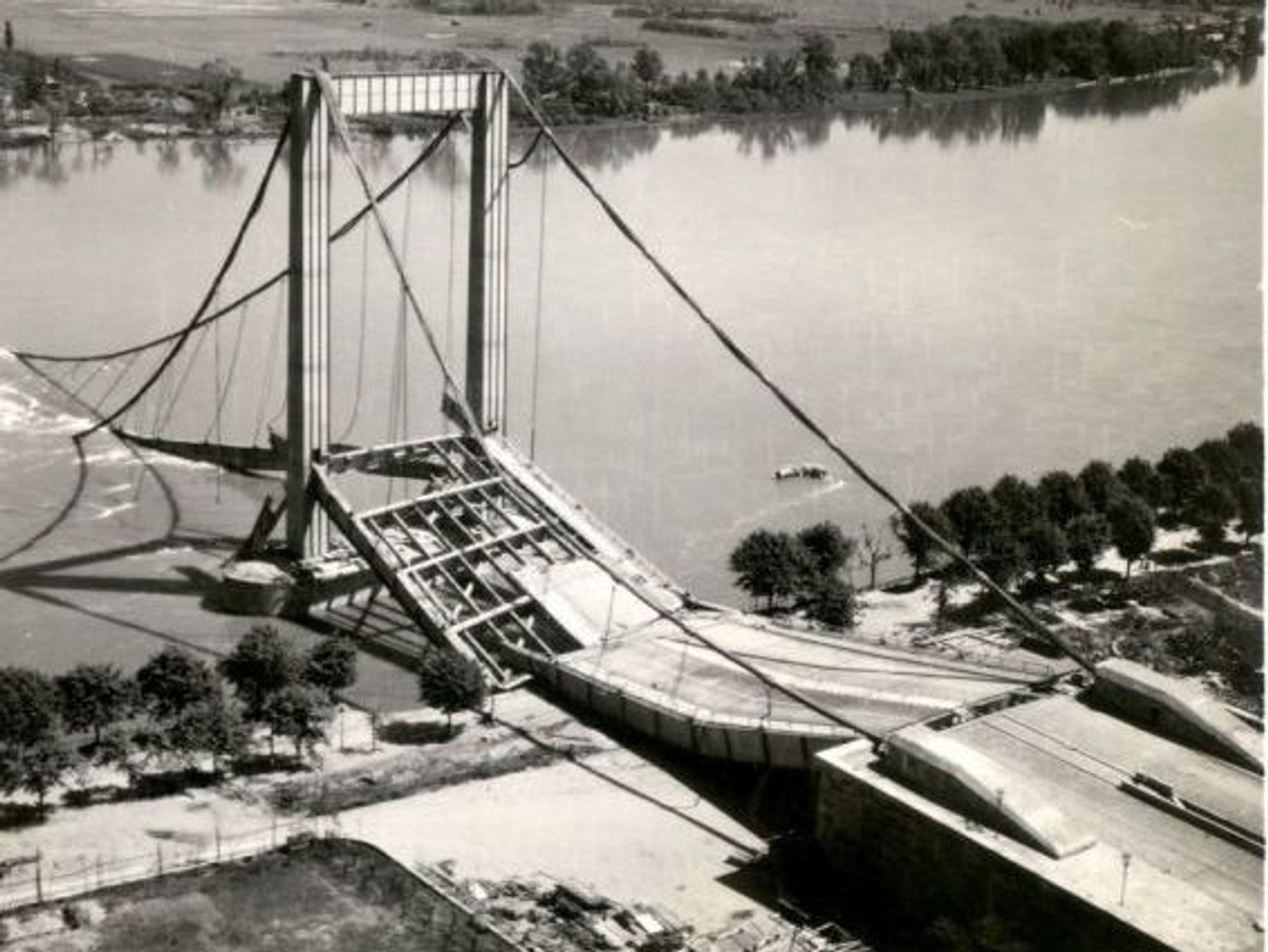 Ein Foto der eingestürzten Rodenkirchener Brücke in Köln.
