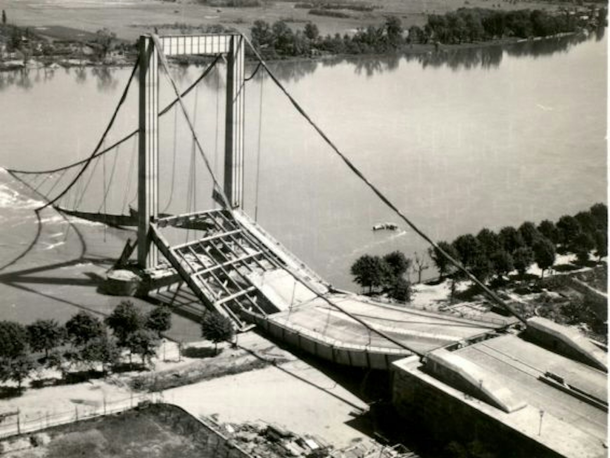 Ein Foto der eingestürzten Rodenkirchener Brücke in Köln.
