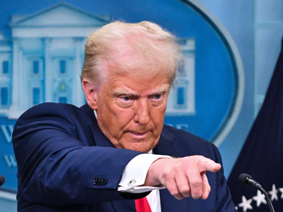 Donald Trump gibt die Schuld für den Flugzeugabsturz nahe Washington bei einer Pressekonferenz der Diversitätsförderung in den US-Behörden. Die Reaktionen in den USA fallen scharf aus.