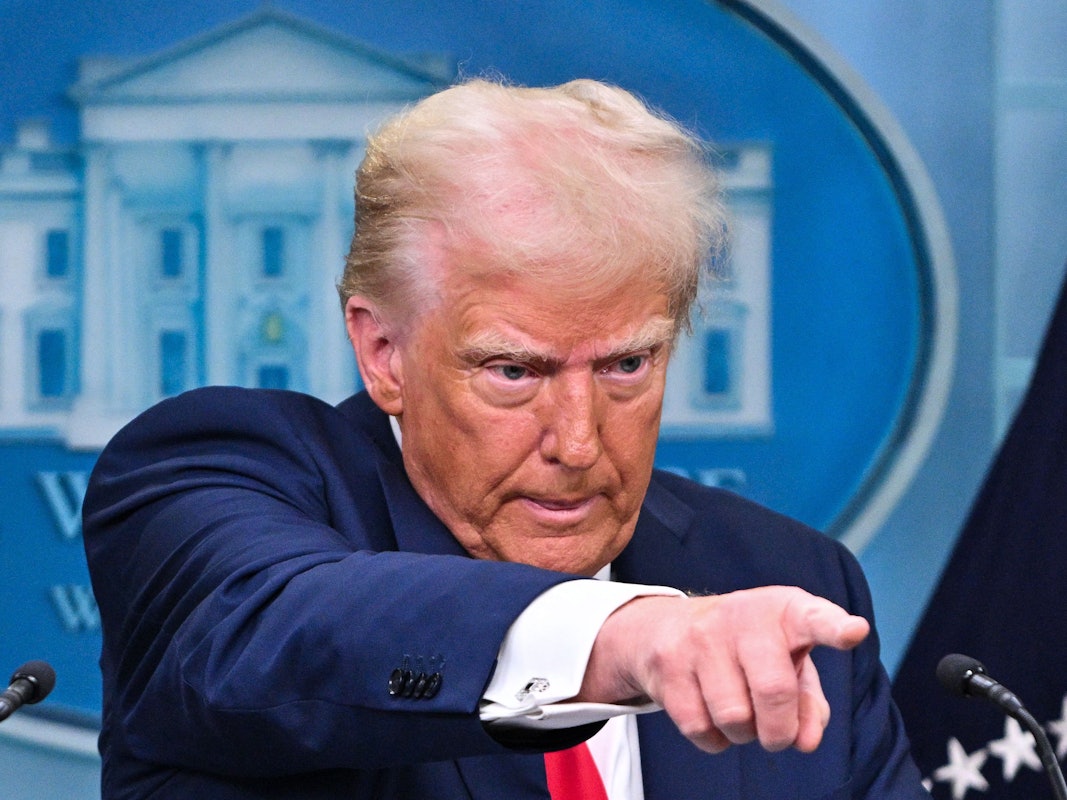 Donald Trump gibt die Schuld für den Flugzeugabsturz nahe Washington bei einer Pressekonferenz der Diversitätsförderung in den US-Behörden. Die Reaktionen in den USA fallen scharf aus.