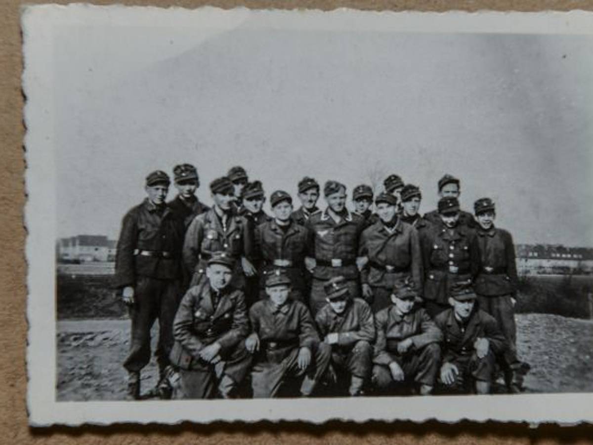 Ein Klassenfoto in schwarz-weiß.